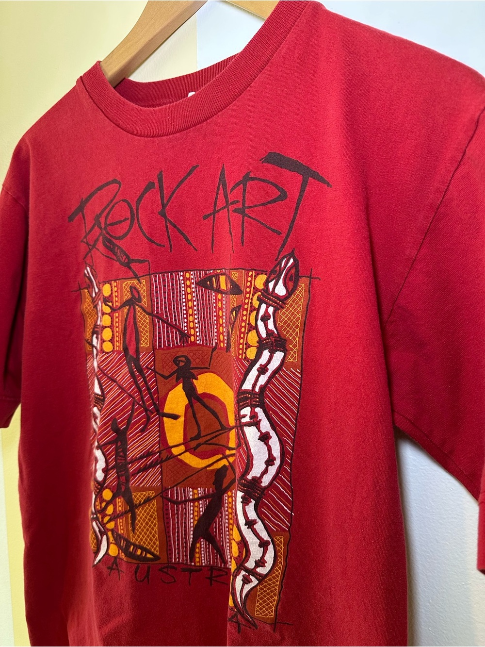 Vintage 90s Aboriginal Rock Art Australia Animals T-shirt size M color red